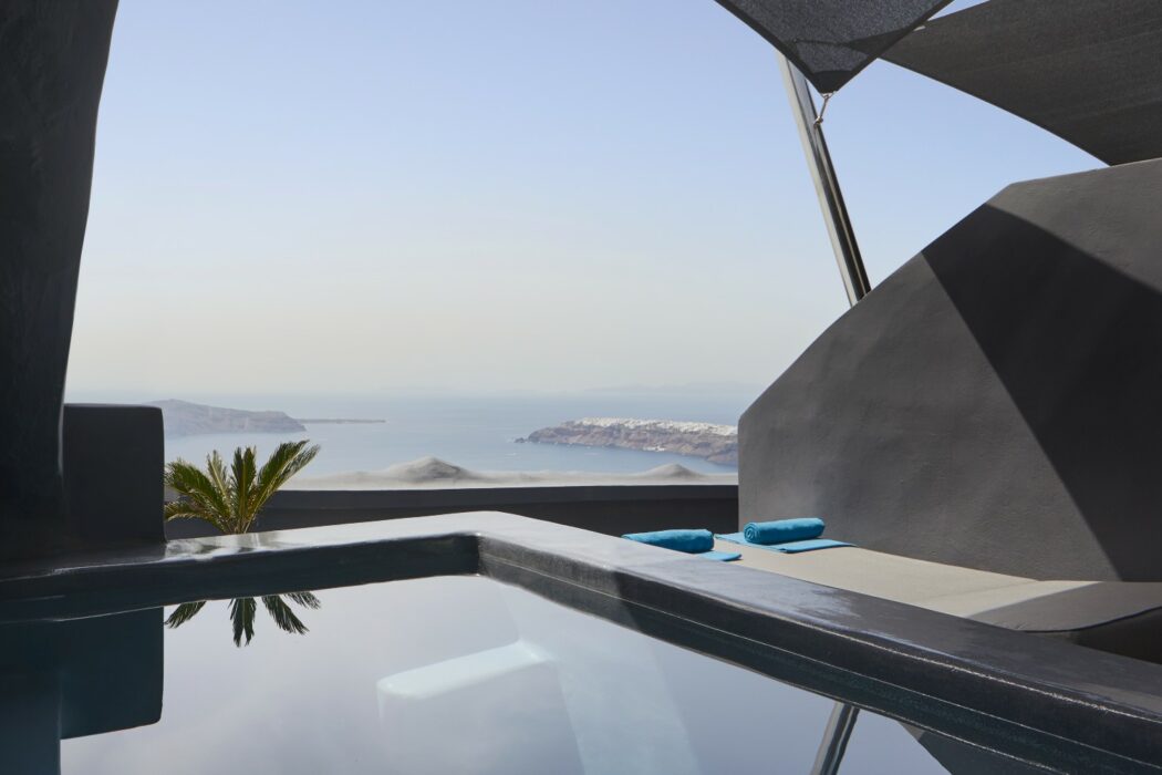 hideaway-suite-santorini-1-header